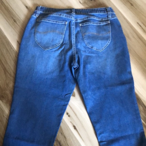LEE MIDRISE CAPRI JEANS Size 10 Waistline to crotch is 10 1/2”. Hip to hip is 16 - Picture 3 of 5